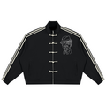 Elevate your outerwear rotation with the House of Teddy Blaze Afro Yorker Striped Sleeve Box Cut Pankou Jacket. Black 350 gsm heavyweight jacket, Pankou knot buttons, athletic sleeve stripes, Afro Yorker chest embroidery, and NYC Statue of Liberty back emblem. Shop NYC to Vegas style.